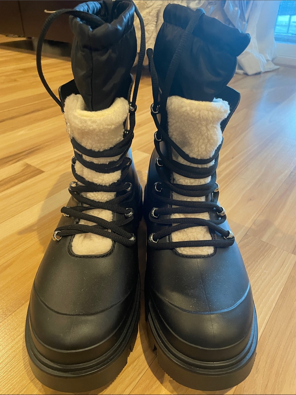 Marc Fisher Black Lace-Up Water Resistant boots with Cream Shearling accent Sz 9